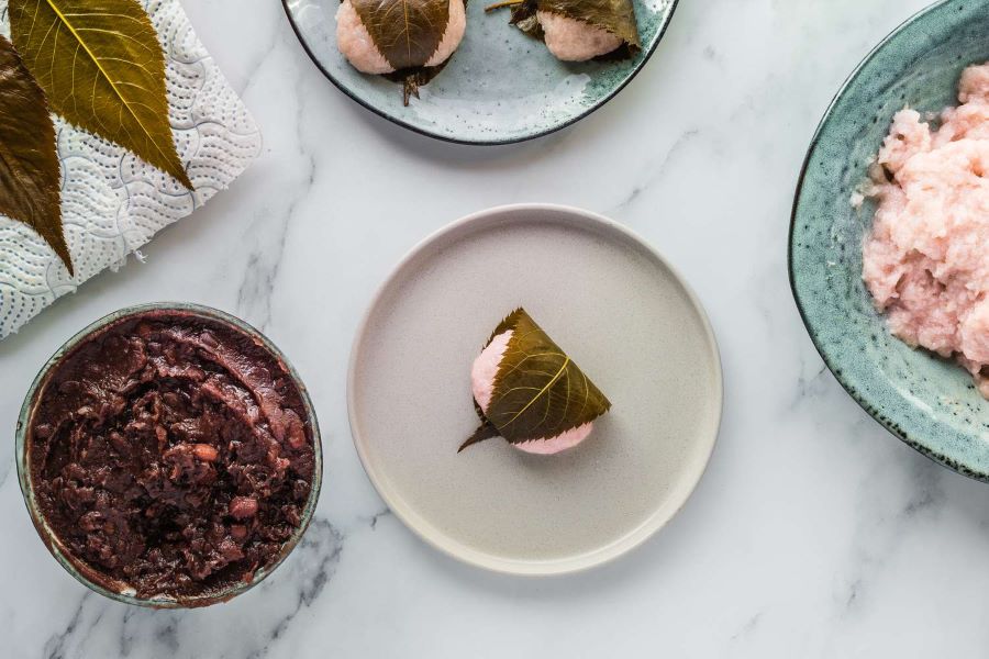 Domyoji Sakura Mochi là loại bánh gạo với lớp bột gạo ở ngoài bọc nhân đậu đỏ bên trong tạo thành một hình tròn