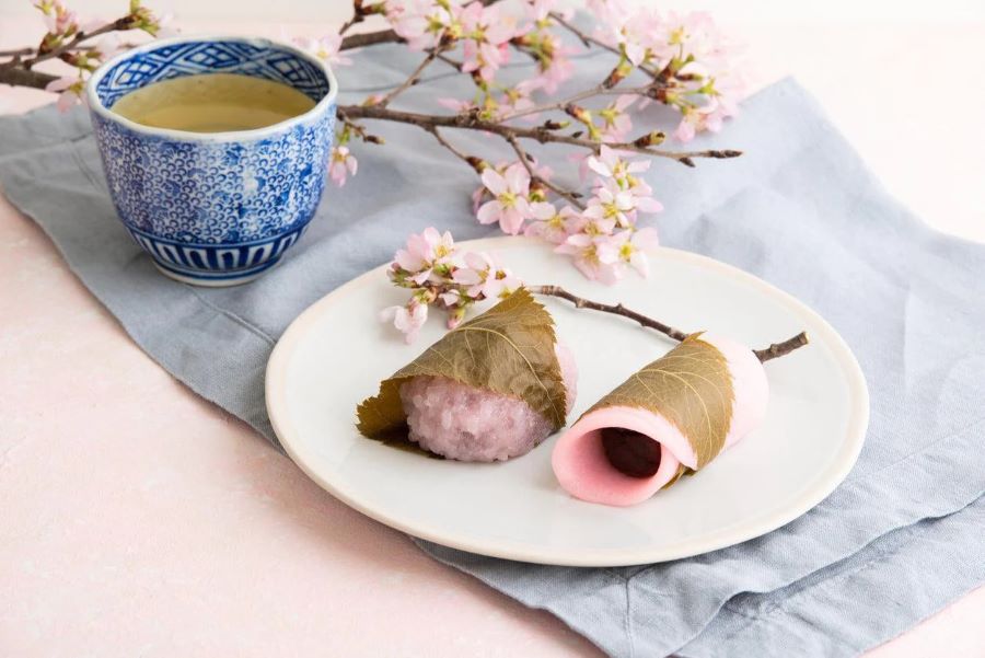 Có hai loại Sakura Mochi chủ yếu là Chomeiji phổ biến tại Kanto và Domyoji phổ biến tại Kansai