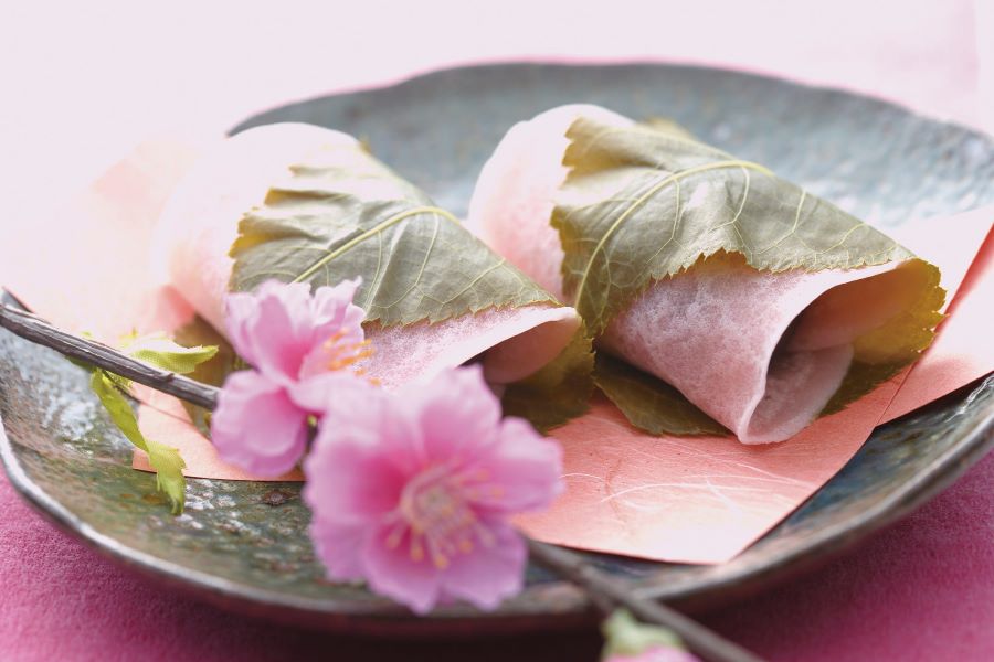 Chomeiji là loại bánh Mochi vị hoa anh đào phổ biến tại vùng Kanto