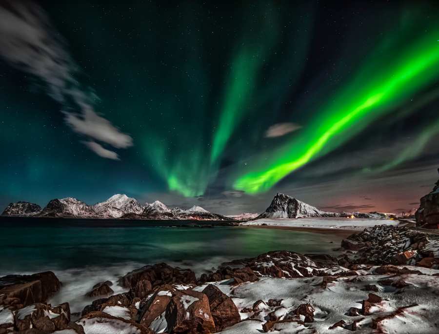 Lofoten nổi tiếng với những bờ biển tuyệt đẹp, núi đá hùng vĩ và những ngôi làng chài đầy màu sắc.