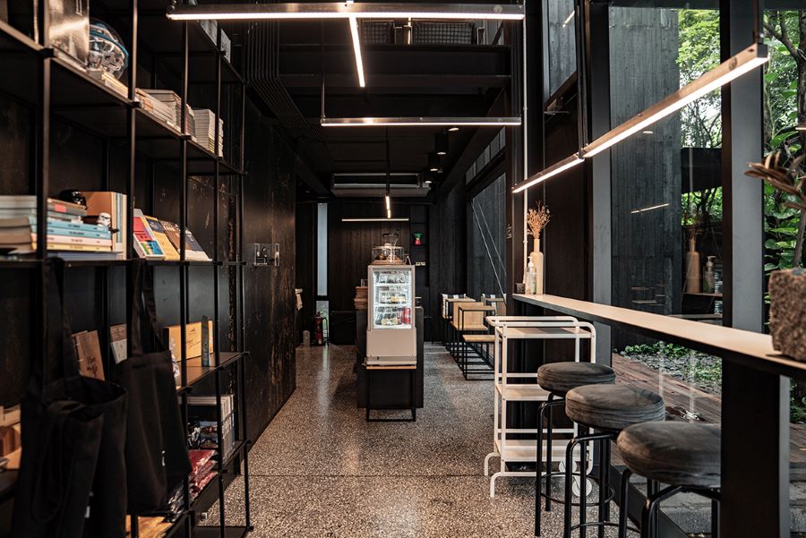 Từng góc nhỏ trong quán đều toát lên vẻ đẹp nghệ thuật đầy lôi cuốn, khiến bạn như lạc vào một không gian triển lãm ảnh ấn tượng