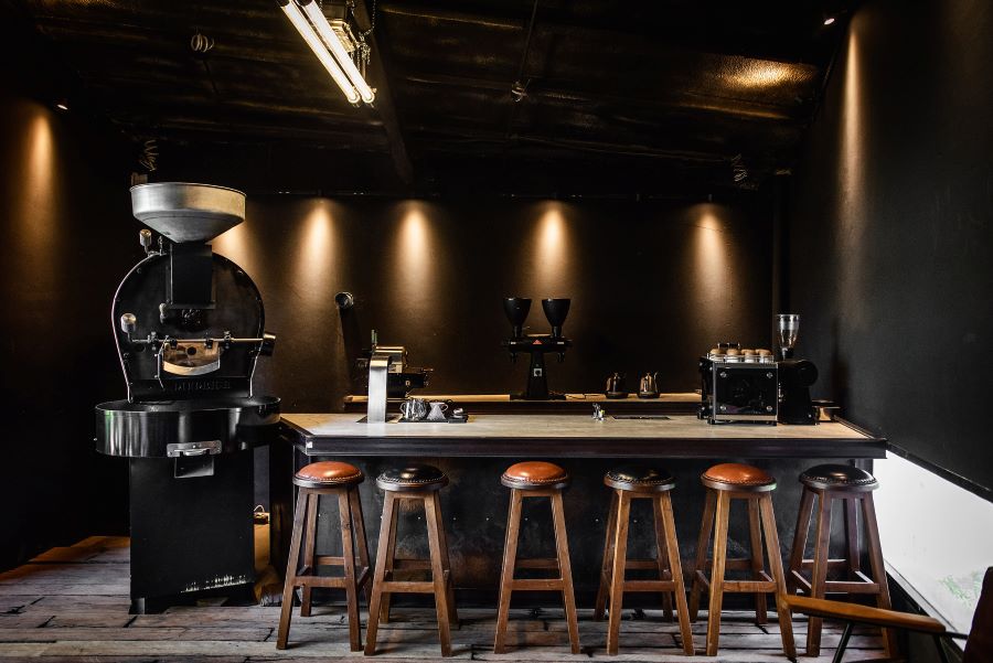 Bước vào Red Diamond Cafe, bạn sẽ ấn tượng với không gian quán nhỏ nhắn, ấm cúng với tông màu nâu gỗ trầm chủ đạo