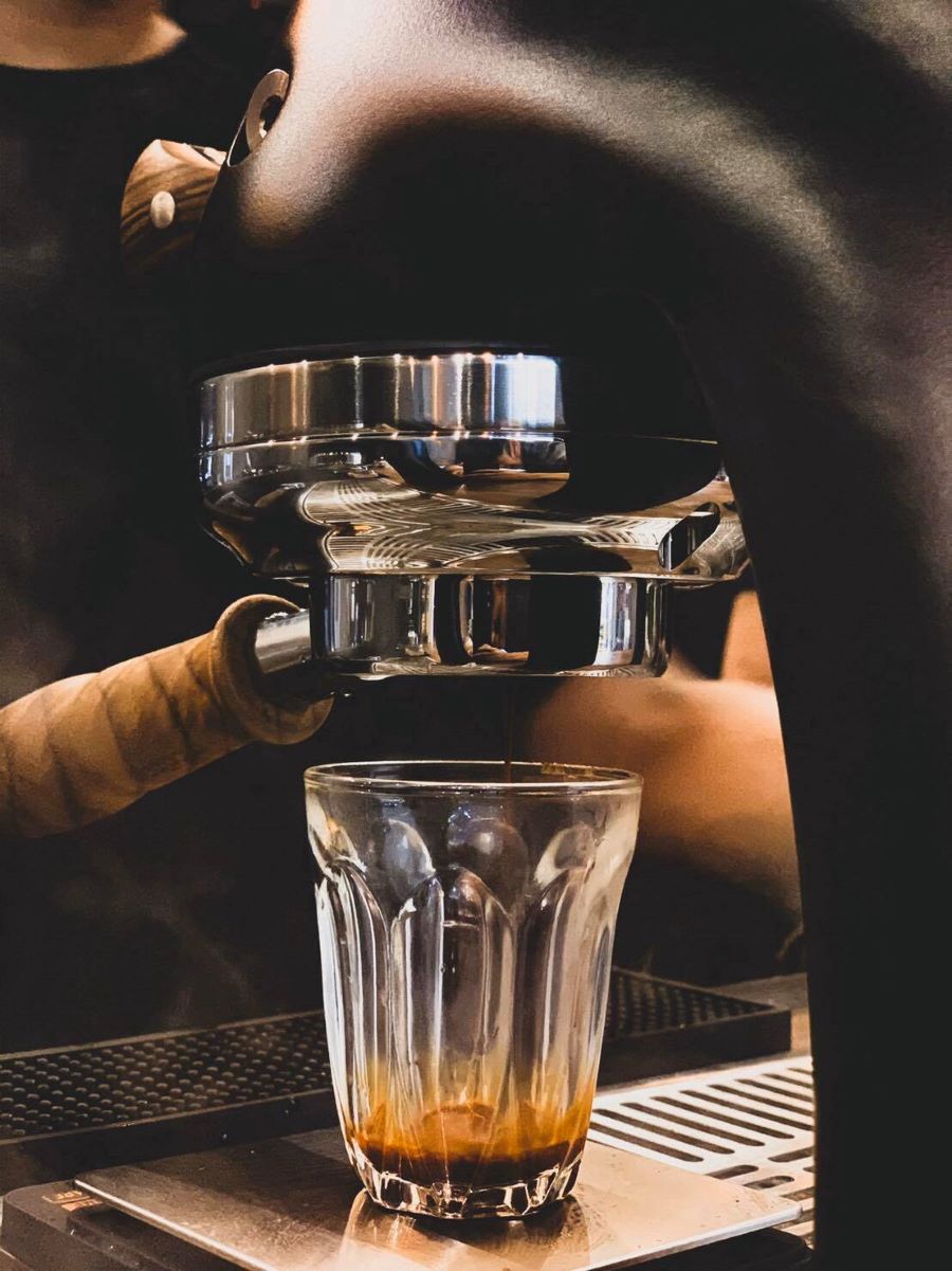 Mỗi ly cà phê được pha chế tại Red Diamond Cafe đều là sự kết hợp hoàn hảo giữa kỹ thuật điêu luyện và nguyên liệu cà phê hảo hạng