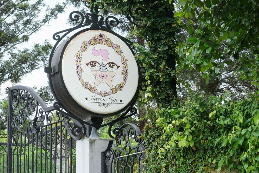 Bên trong Misstar Cafe là một không gian rộng lớn, thoáng mát với những tán cây xanh rì rào che phủ