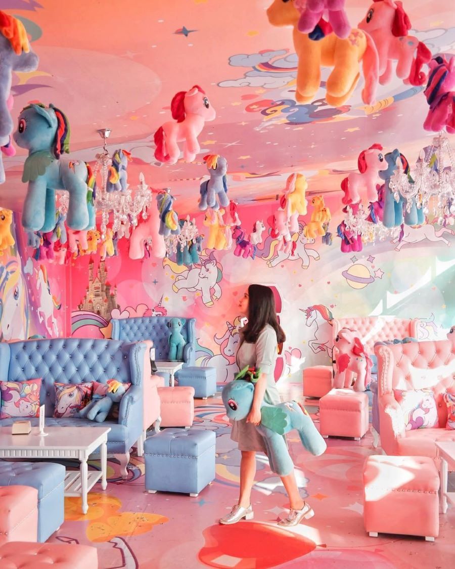 Unicorn Cafe được thiết kế với tông bảy sắc cầu vồng rực rỡ, tạo nên một không gian sống động và tràn đầy năng lượng