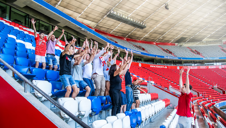 Đừng quên hòa mình vào bầu không khí sôi động của các sự kiện bóng đá diễn ra ngay tại sân vận động Allianz Arena