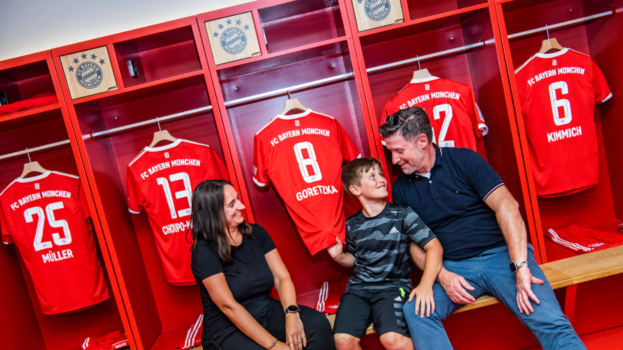 Sân vận động Allianz Arena cung cấp các tour tham quan hậu trường cho phép du khách khám phá phòng thay đồ 