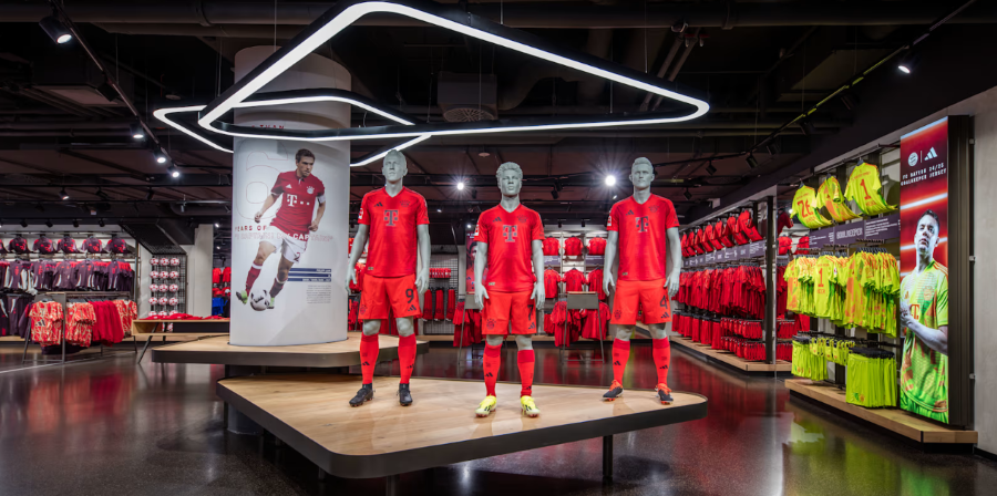 Cửa hàng lưu niệm tại Allianz Arena cung cấp đầy đủ các sản phẩm mang thương hiệu của FC Bayern Munich