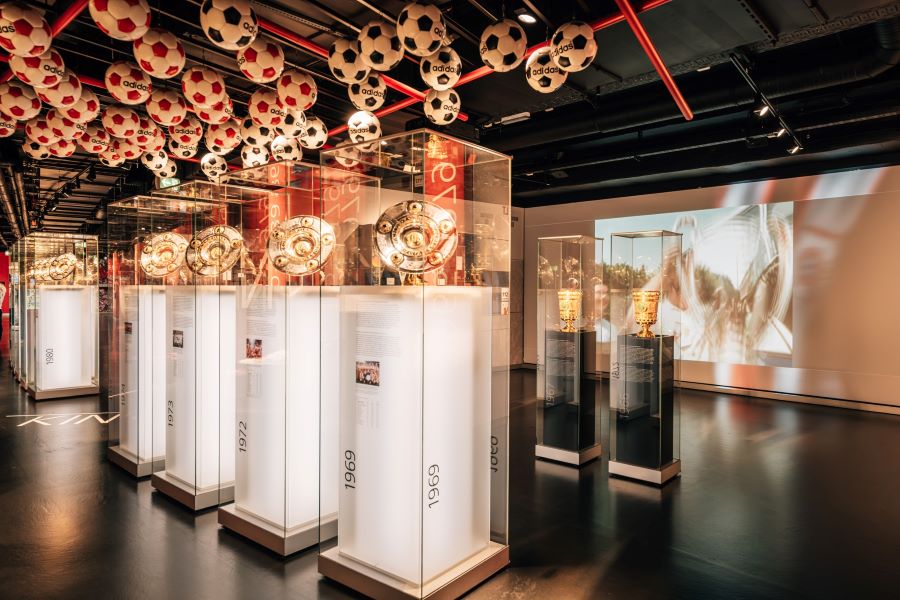 Dừng chân tại Allianz Arena, du khách sẽ được khám phá Bảo tàng FC Bayern Museum - nơi lưu giữ và trưng bày cúp 