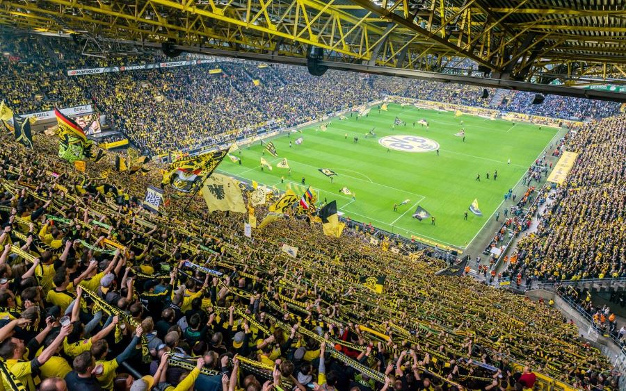 Signal Iduna Park là sân nhà của câu lạc bộ Borussia Dortmund với sức chứa khủng ước tính khoảng 66000 khán giả