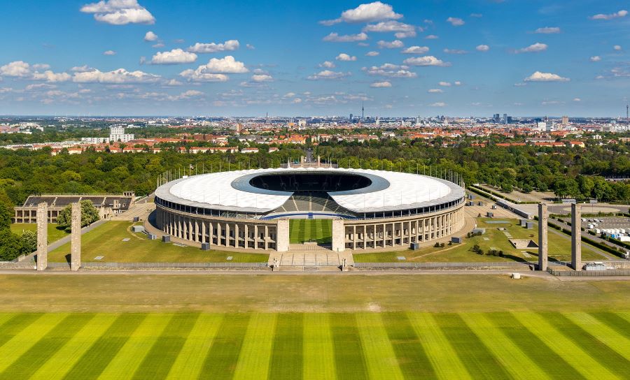 Olympiastadion là biểu tượng thể thao và kiến trúc quan trọng của nước Đức