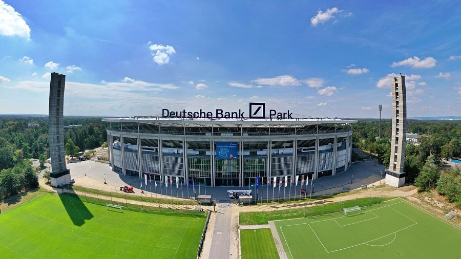 Sân vận động Frankfurt Arena ở thành phố Frankfurt được đánh giá cao bởi lối kiến trúc hiện đại và cực kỳ hoành tráng