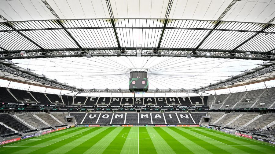Sân vận động Frankfurt Arena là sân nhà của câu lạc bộ Eintracht Frankfurt với sức chứa ước tính khoảng 48.000 khán giả