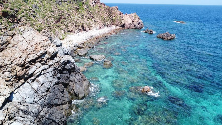 Hòn Khô, viên ngọc bích ẩn mình giữa biển trời Quy Nhơn, níu chân du khách bởi vẻ đẹp hoang sơ, thơ mộng