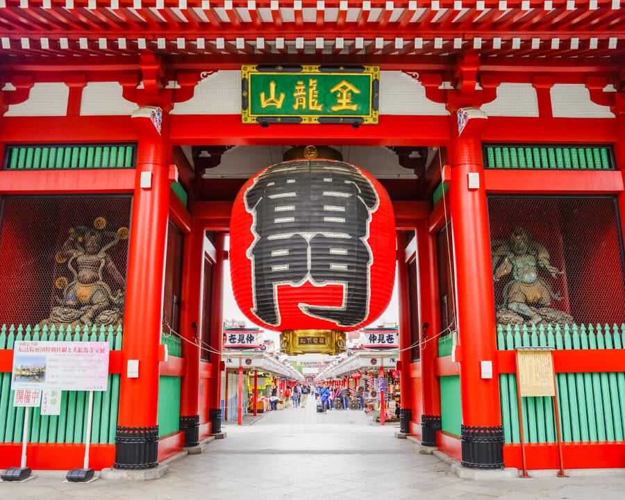 Kaminarimon là biểu tượng đầu tiên và nổi bật nhất khi bạn đến với chùa Sensoji