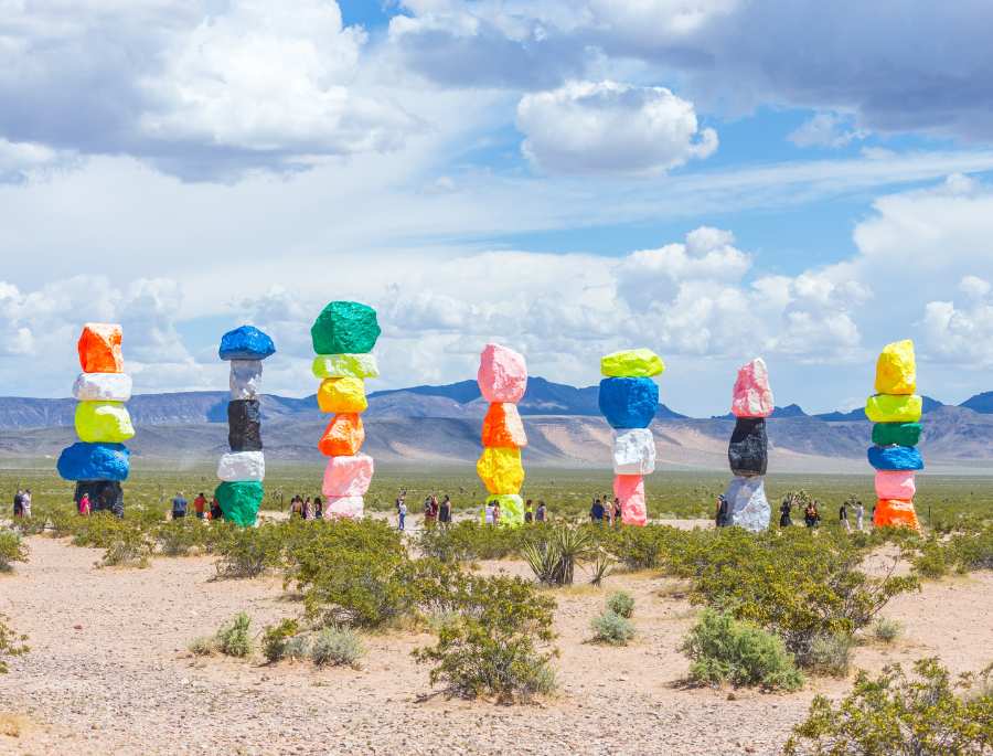 Seven Magic Mountains hay còn được gọi với cái tên đầy sắc màu là “Công viên đá 7 màu”