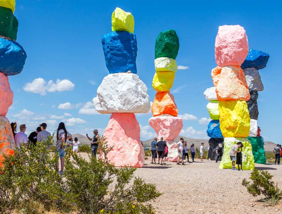 Có rất nhiều người trên khắp thế giới đến tham quan và ngắm nhìn khung cảnh lung linh của Seven Magic Mountains