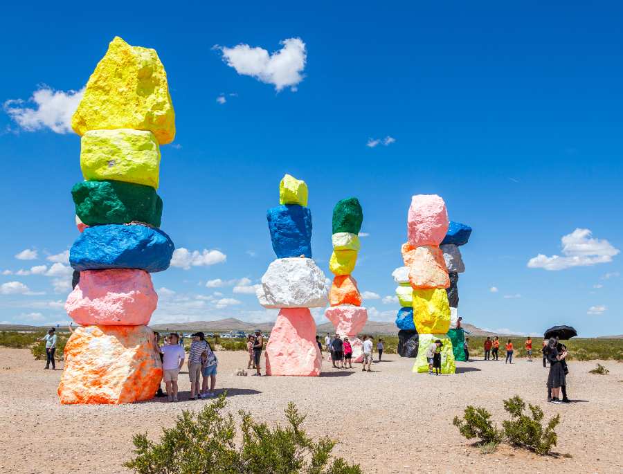 Seven Magic Mountains được xem như một tác phẩm nghệ thuật của người chế tác