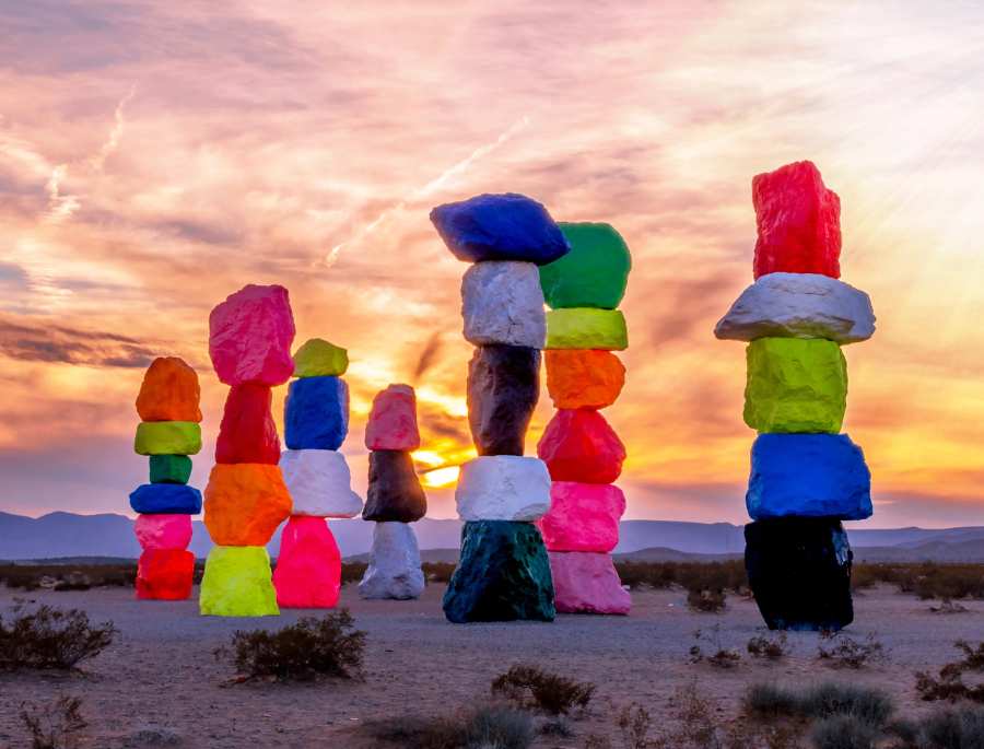 Khi hoàng hôn buông xuống, Seven Magic Mountains mang vẻ đẹp bình yên, nhẹ nhàng