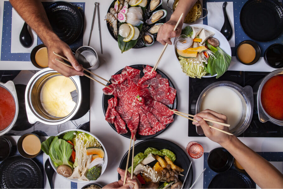 Nhật Bản có nhiều nhà hàng phục vụ món ăn lẩu “quốc dân” này với những hương vị và phong cách khác nhau