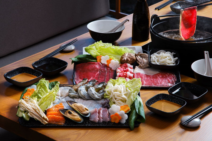 Bạn có thể thưởng thức Shabu-shabu trong không gian truyền thống hoặc những nhà hàng hiện đại với thiết kế tinh tế