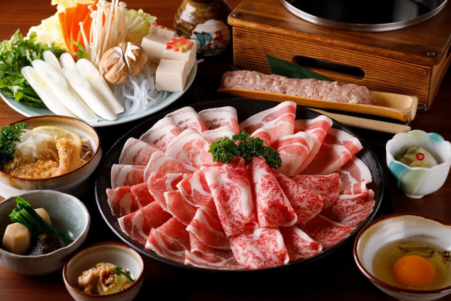 Một trong những điểm đặc biệt của món lẩu Shabu-shabu chính là sự đa dạng và tươi ngon của nguyên liệu