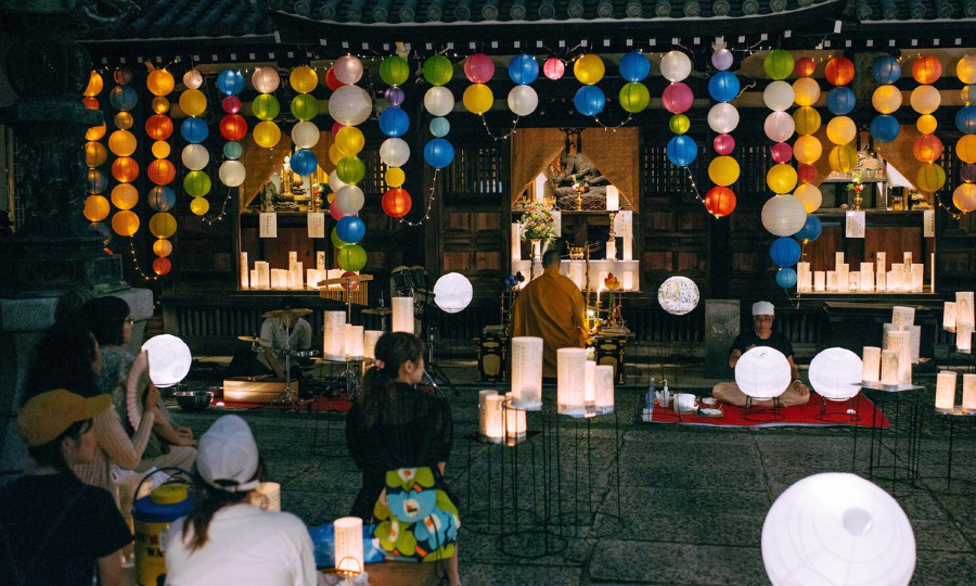 Mitsutera, một ngôi chùa cổ kính tọa lạc ngay tại trung tâm sầm uất của Shinsaibashi