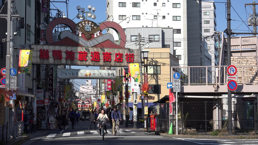 Sugamo Jizo-dori là một khu phố mua sắm vô cùng đặc biệt, thường được mệnh danh là 
