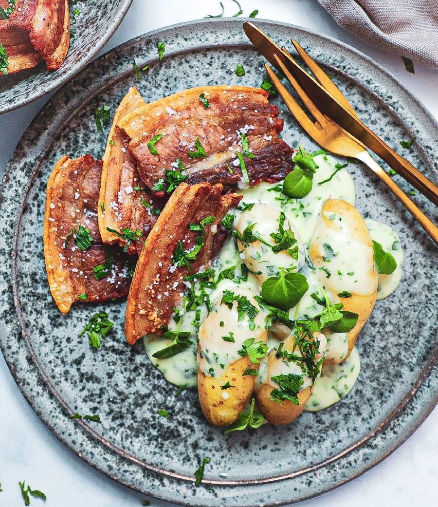 Thịt heo chiên giòn sốt ngò tây thơm ngon tại Đan Mạch