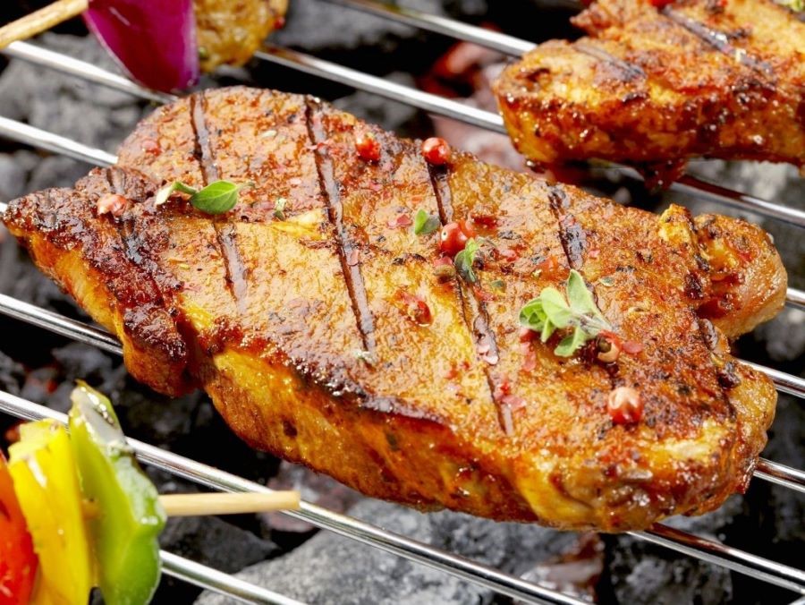 Thịt heo nướng kiểu Đan Mạch là một món ăn điển hình khác tại đây