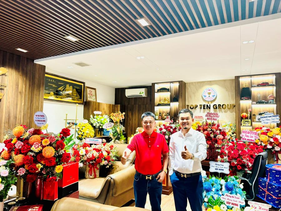 Ông Dương Bá Hưng và Ông Nguyễn Văn Toàn, 2 lãnh đạo cao cấp nhất tại Top Ten Group chụp ảnh lưu niệm