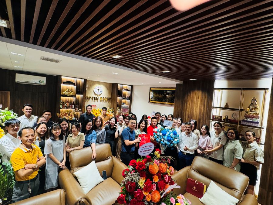 Phòng Visa tặng hoa và chúc mừng sinh nhật Sếp