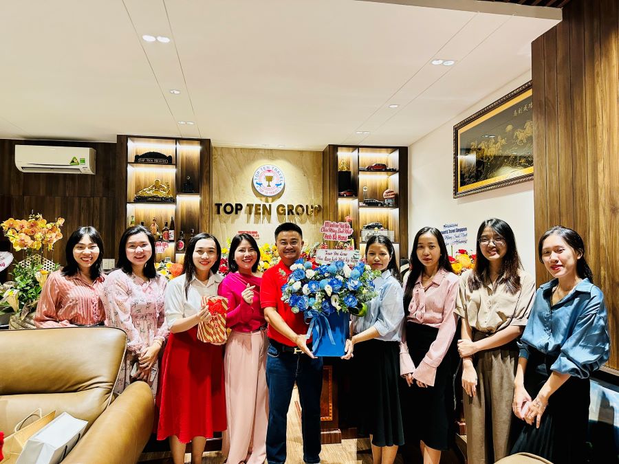 Phòng Đài Loan tặng hoa và chúc mừng sinh nhật Sếp