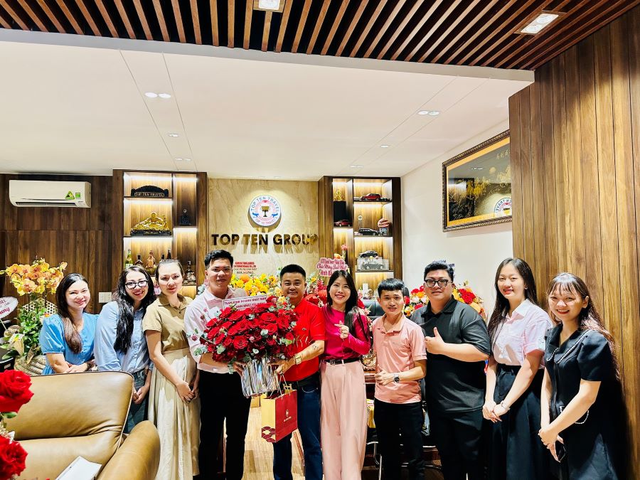 Phòng Nhật Bản tặng hoa và chúc mừng sinh nhật Sếp