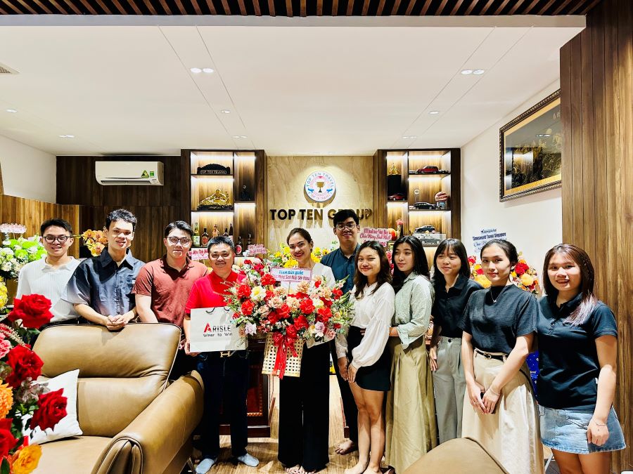 Phòng Hàn Quốc tặng hoa và chúc mừng sinh nhật Sếp