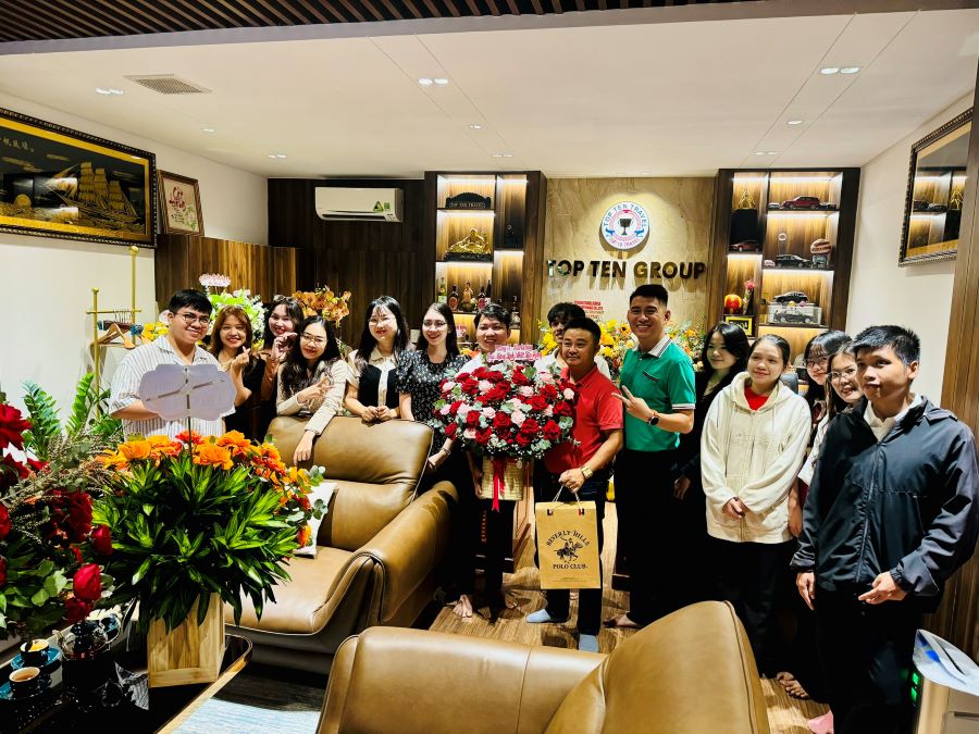 Phòng IT - Marketing tặng hoa và chúc mừng sinh nhật Sếp