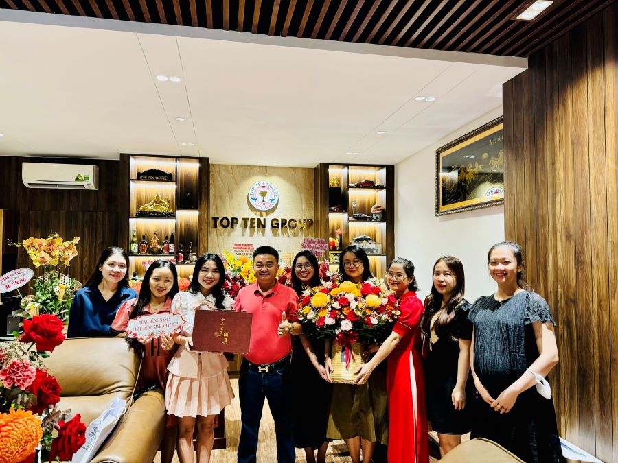 Phòng Đông Nam Á tặng hoa và chúc mừng sinh nhật Sếp