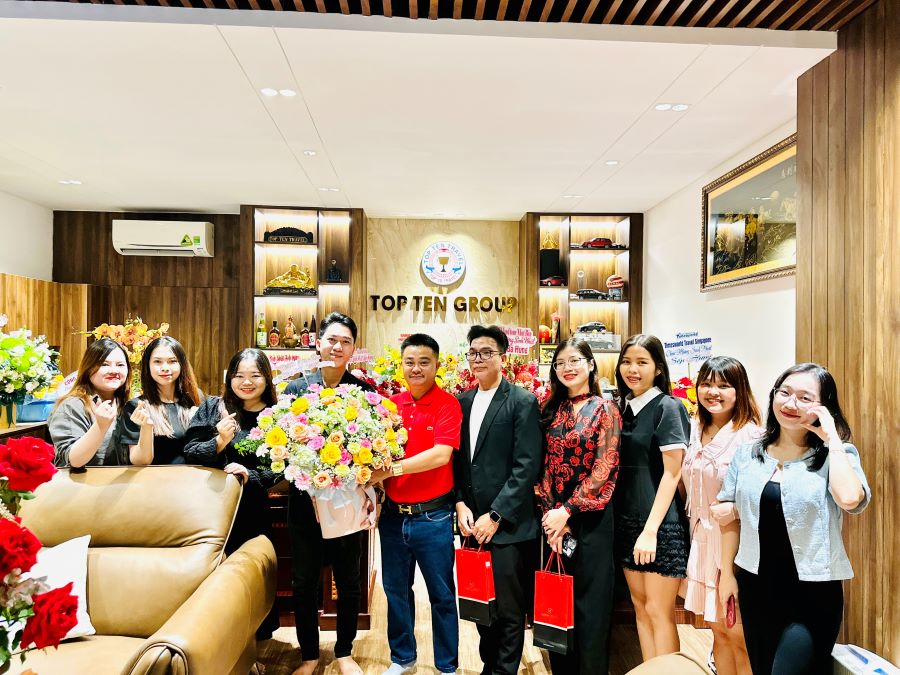 Phòng Châu Âu tặng hoa và chúc mừng sinh nhật Sếp