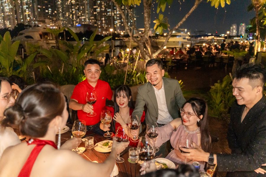 Buổi tiệc diễn ra trong không khí thân mật và ấm cúng