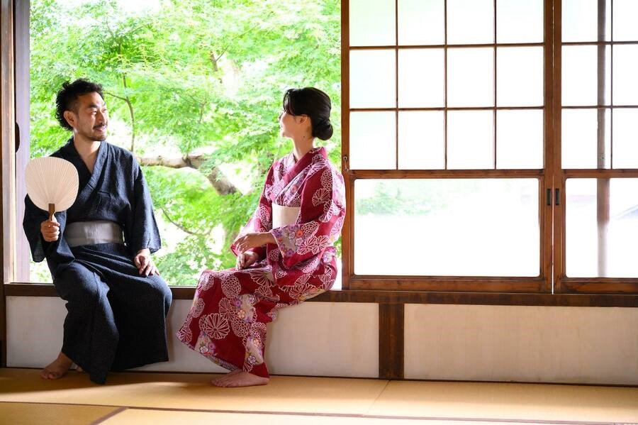 Yukata là trang phục truyền thống có phần thoải mái, dễ chịu và được ưa dùng vào các ngày hè nắng nóng