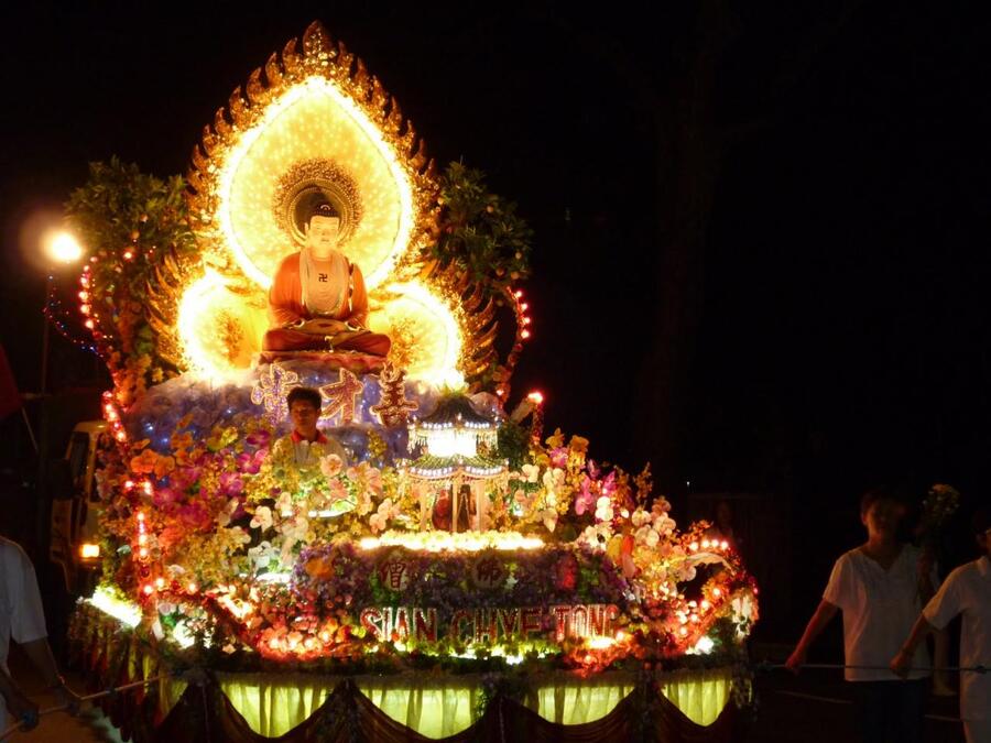 Trong ngày Lễ Phật Đản, các ngôi đền Phật giáo trên khắp Singapore trang hoàng và trang nghiêm hơn bình thường