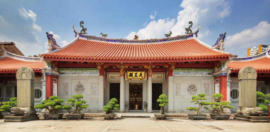 Một trong những nơi tôn giáo quan trọng để tham gia vào Lễ Phật Đản là Ngôi đền Lầu Vọng Cơ
