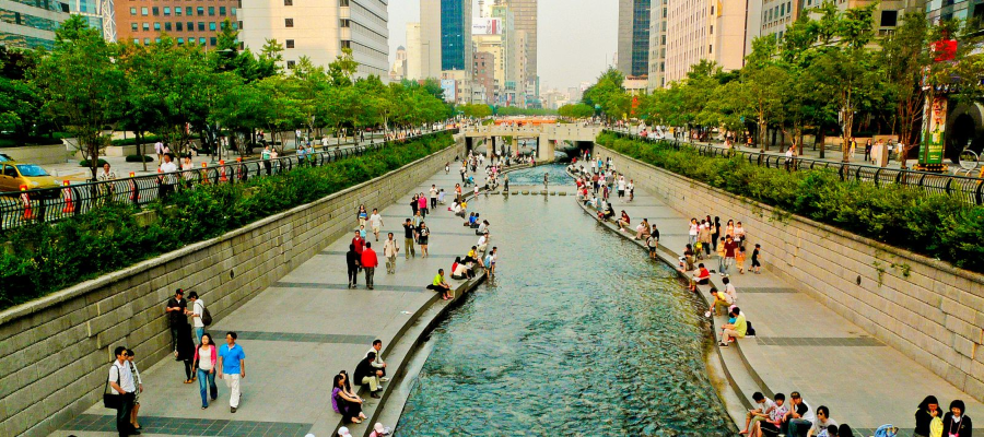Cheonggyecheon là nơi để bạn có thể thư giãn, tản bộ và tận hưởng không khí trong lành