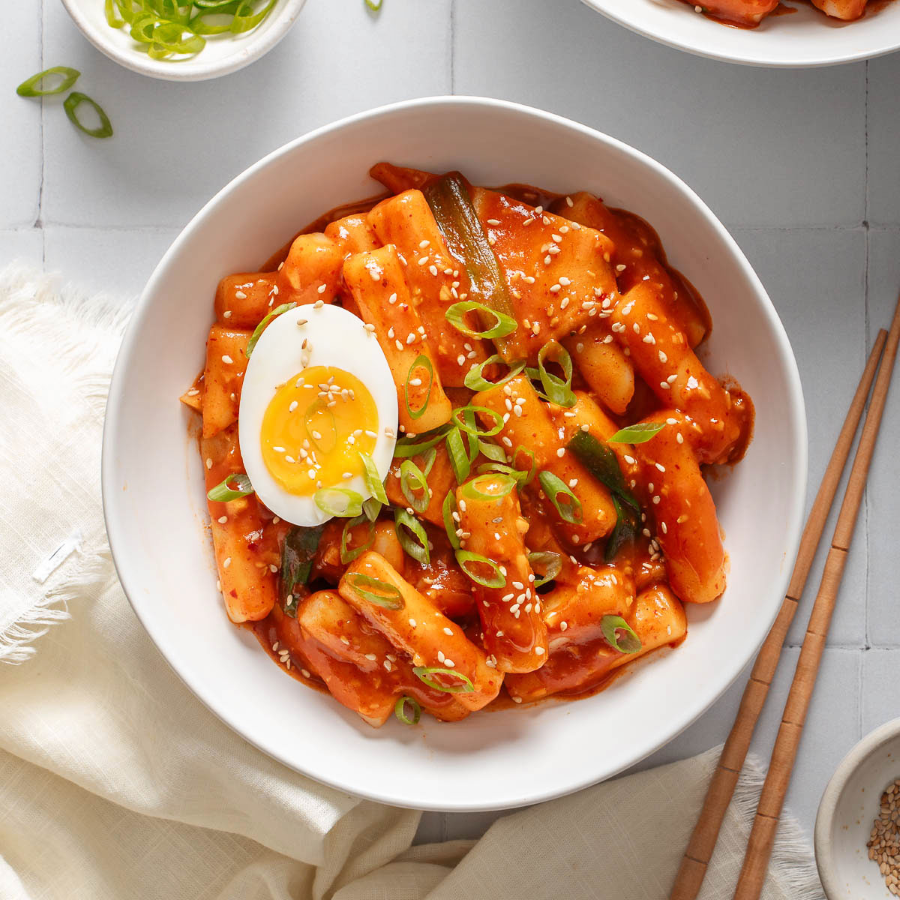 Một trong những món ăn không thể bỏ qua khi đến Cheonggyecheon là tteokbokki