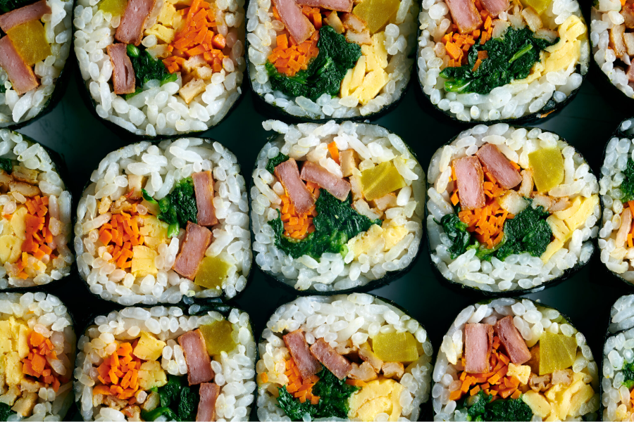 Kimbap - món cơm cuộn rong biển quen thuộc tại Hàn Quốc