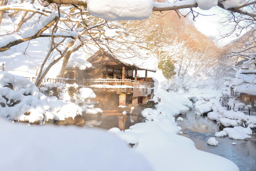 Ngâm mình trong onsen giữa tuyết trắng chắc chắn sẽ là một trải nghiệm đáng nhớ trong chuyến du lịch Nhật Bản cuối năm này