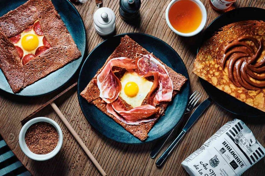 Crepe có nhiều loại nhân bao gồm nhân ngọt và nhân mặn