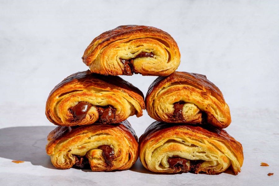  Pain au Chocolat có nhân socola, phần vỏ bánh giòn màu sắc đẹp mắt