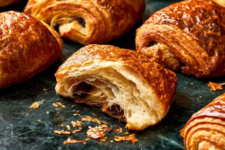  Pain au Chocolat có nhân socola, phần vỏ bánh giòn màu sắc đẹp mắt