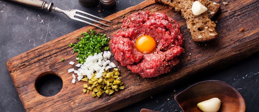 Steak Tartare có gia vị chính là các loại thịt sống